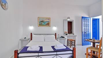 Studio, kitchenette, uitzicht op zee | Een bureau, geluiddichte muren, een strijkplank/strijkijzer