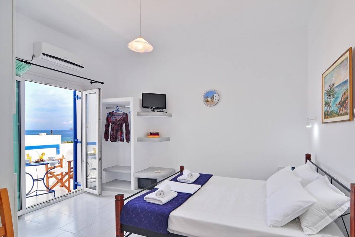 Double Room, Balcony | Desk, soundproofing, iron/ironing board (on request), cribs (free)