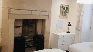 3 bedrooms, desk, soundproofing, iron/ironing board