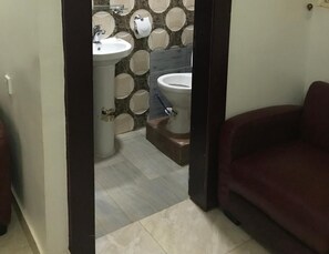 Douche, articles de toilette gratuits, serviettes fournies