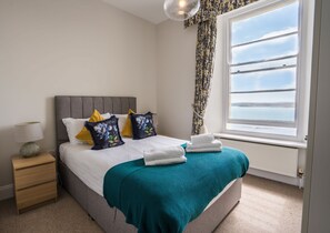 1 bedroom, iron/ironing board, internet, bed sheets - Smart one bed apartment with  sea views (Torquay)