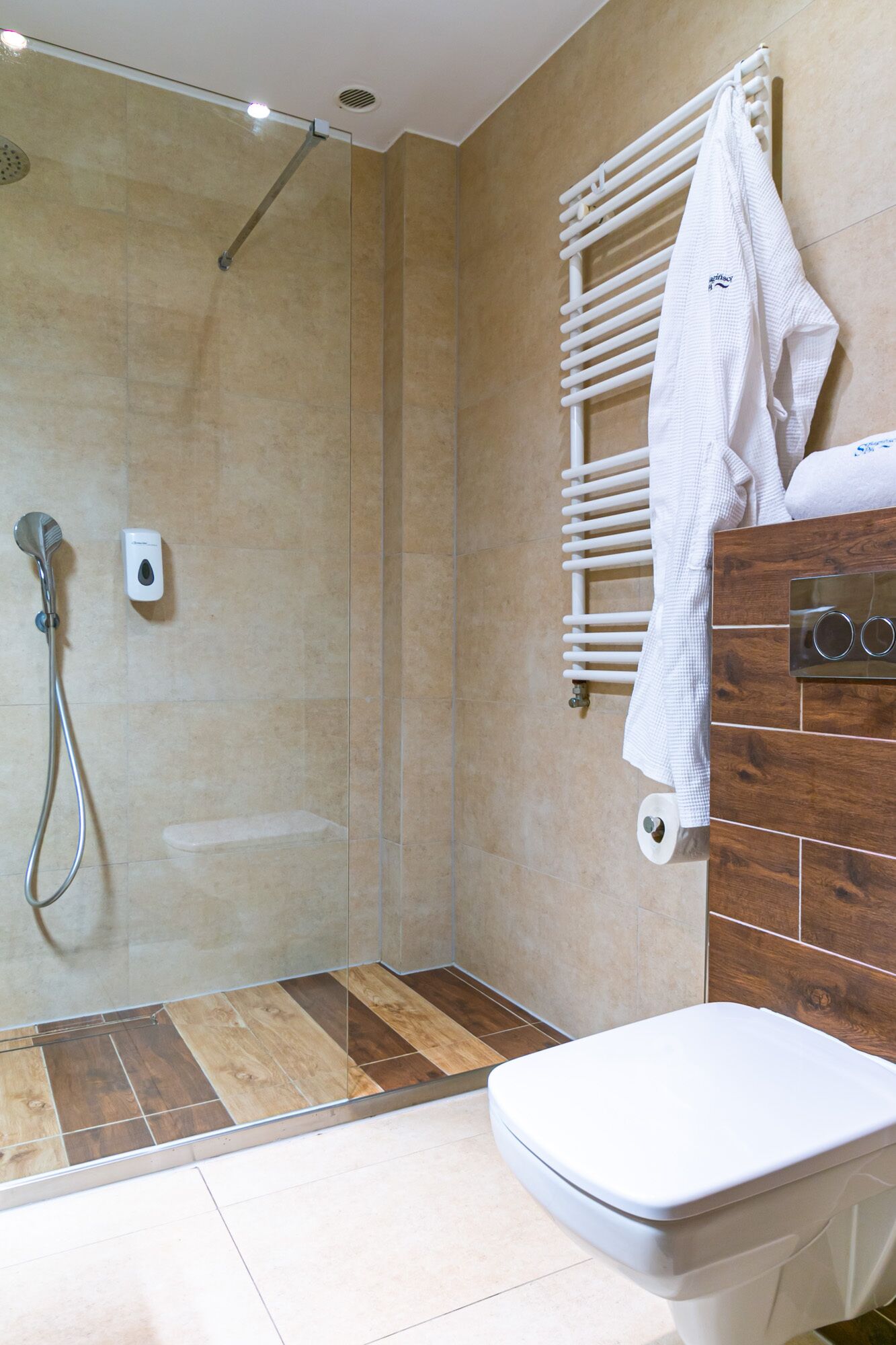 triple room | bathroom | shower, free toiletries, hair dryer, towels