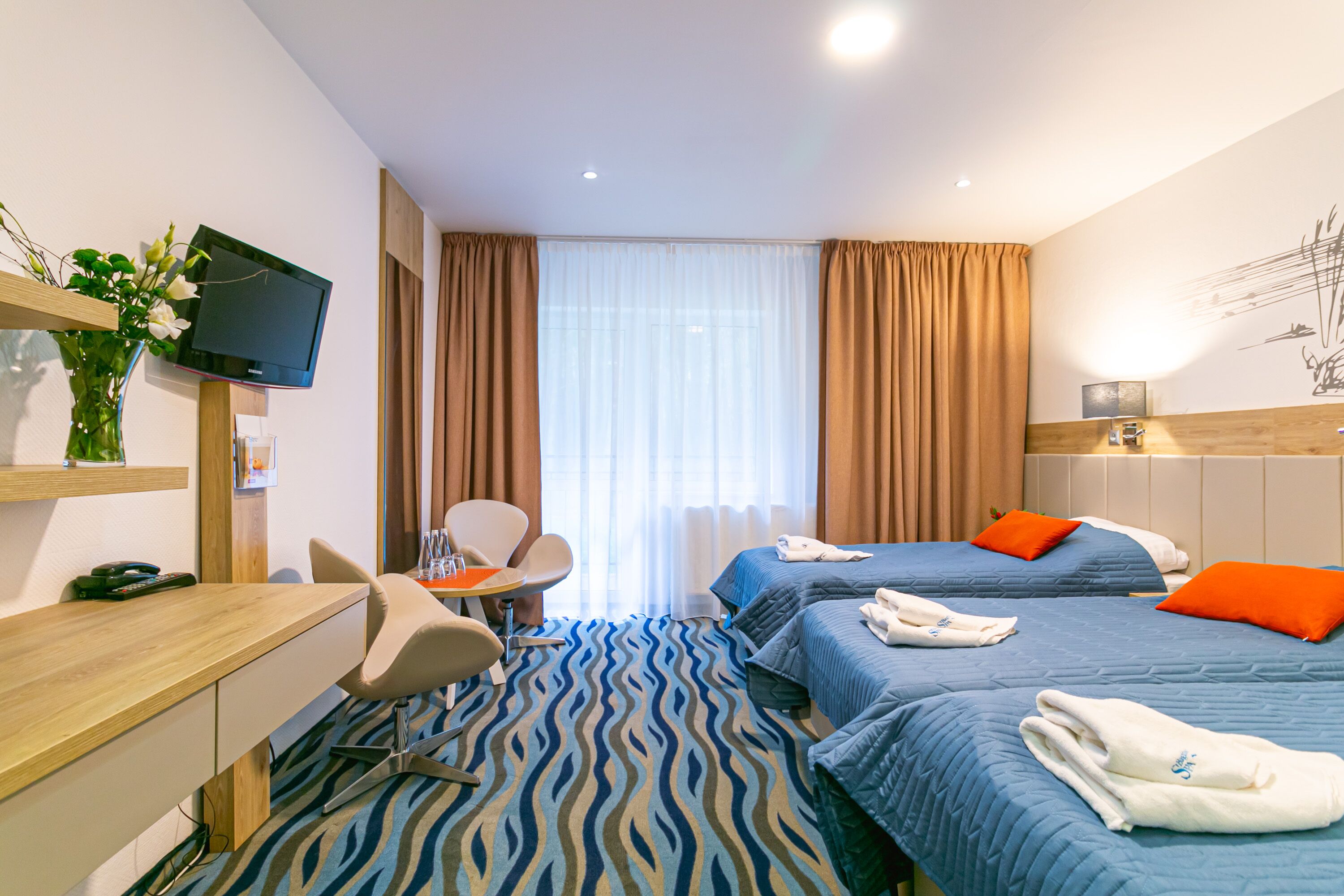 Quarto triplo | Cofres nos quartos, escrivaninha, ferros/tábuas de passar roupa