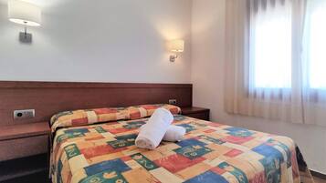 1 dormitorio, tabla de planchar con plancha, wifi gratis y ropa de cama