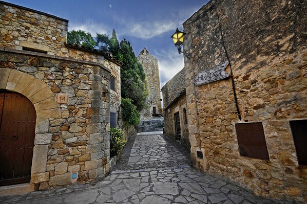 Unclassified image, 1 of 34, button