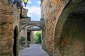 Unclassified image, 5 of 34, button