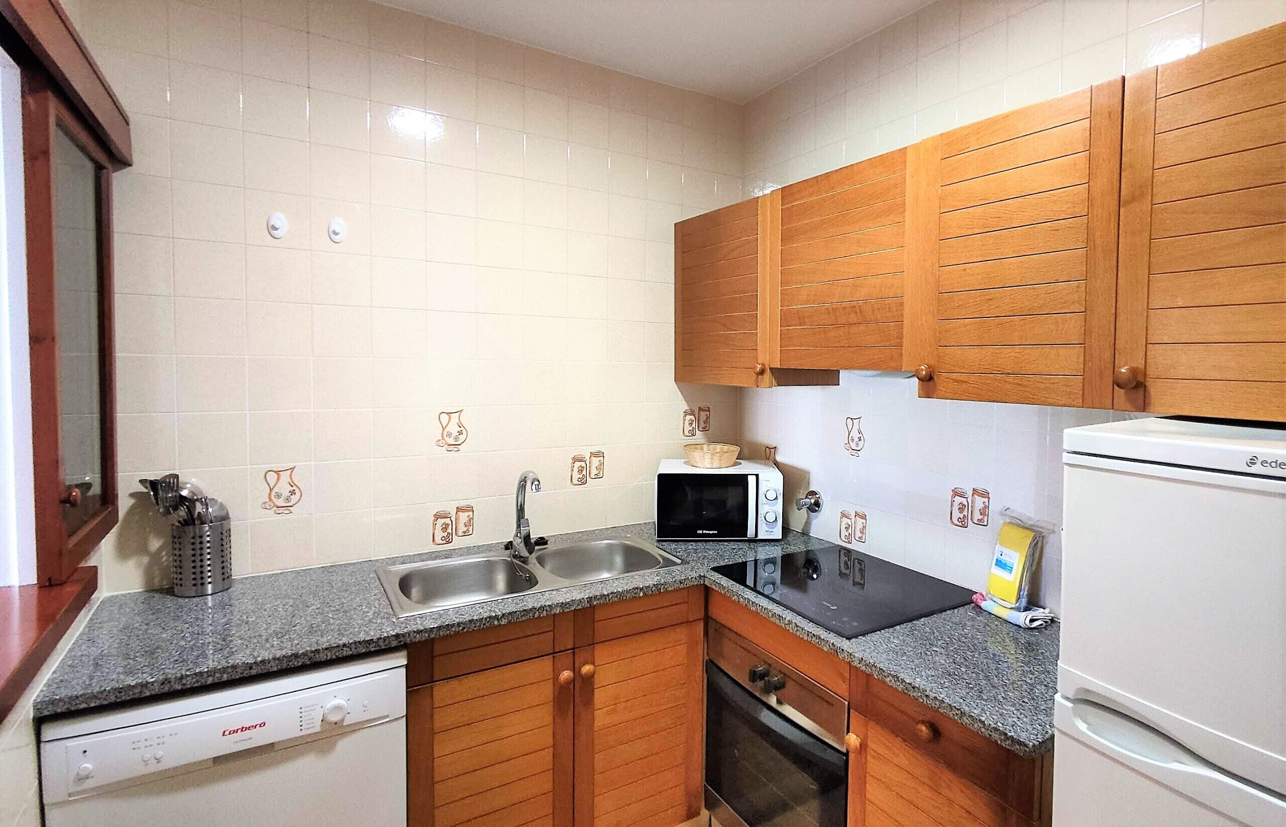 Kjøleskap, mikrobølgeovn, ovn og oppvaskmaskin