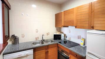 Een koelkast, een magnetron, een oven, een vaatwasser