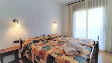 1 slaapkamer, een strijkplank/strijkijzer, gratis wifi, beddengoed