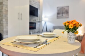 Studio Apartment | 객실 내 식사 공간