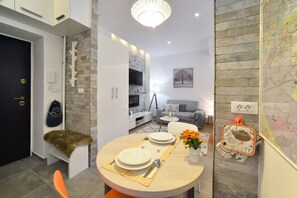 Studio Apartment | Essbereich im Zimmer