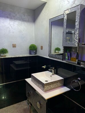 Presidential Suite | Bathroom | Rainfall showerhead, free toiletries, towels, soap - Charro Gates Hotel (Abuja)