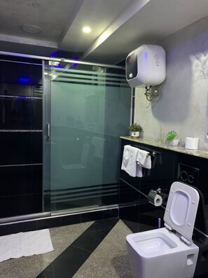 Presidential-Suite | Badezimmer | Regendusche, kostenlose Toilettenartikel, Handtücher, Seife