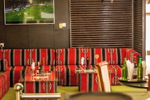 Déjeuner, dîner et souper servis sur place