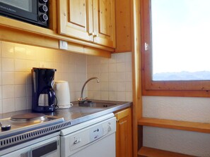 Fridge, oven, dishwasher, coffee/tea maker