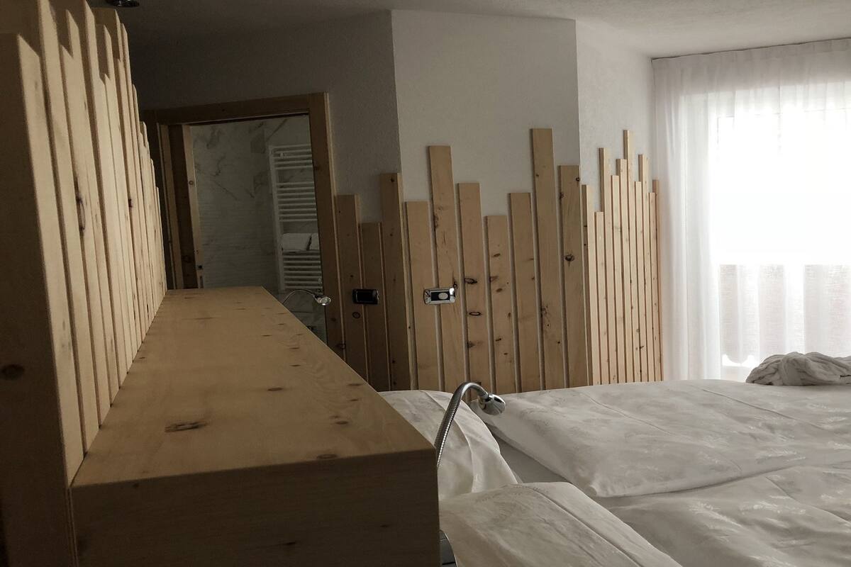 Suite – junior | Safe på rommet, skrivebord, wi-fi (inkludert) og sengetøy