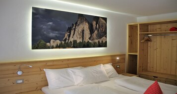 Habitación Deluxe | Caja fuerte, escritorio, wifi gratis y ropa de cama