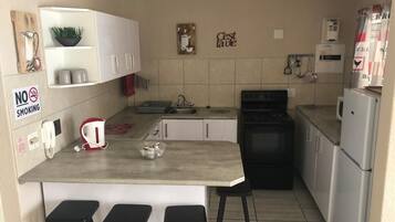Familienapartment, 2 Schlafzimmer | Eigene Kochnische | Großer Kühlschrank, Mikrowelle, Ofen, Herdplatte