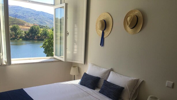 WiFi (free), bed sheets - Casa do Rio (Peso da Régua)