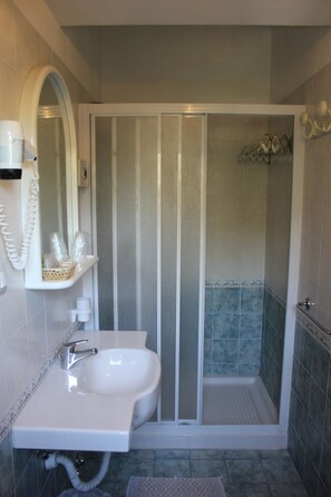 Dusche, kostenlose Toilettenartikel, Haartrockner, Bademäntel