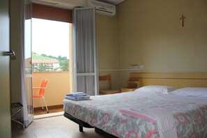 Doppel- oder Zweibettzimmer | Zimmersafe, Schreibtisch, Verdunkelungsvorhänge, kostenlose Babybetten