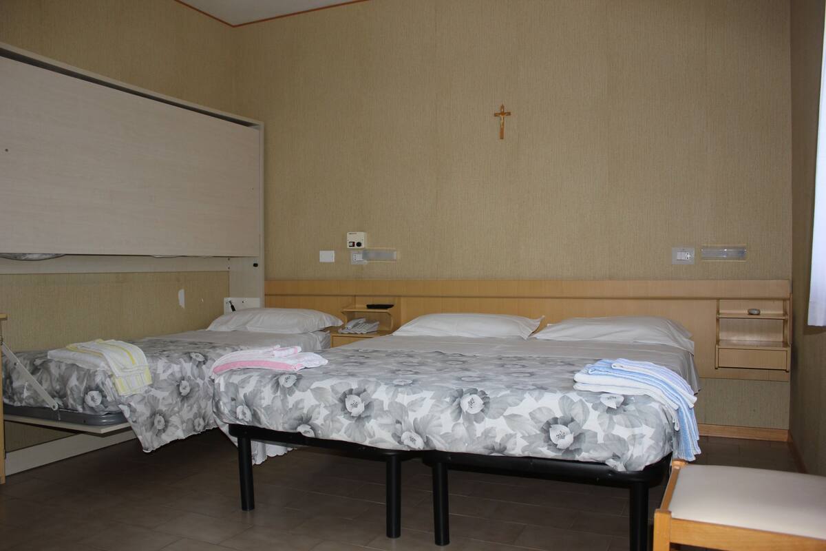 Dreibettzimmer | Zimmersafe, Schreibtisch, Verdunkelungsvorhänge, kostenlose Babybetten