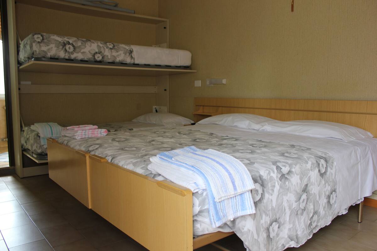 Habitación cuádruple | Caja de seguridad en la habitación, escritorio y cortinas blackout 