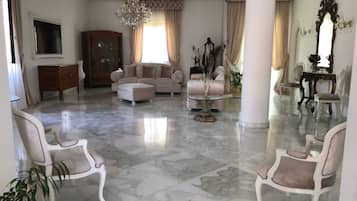 Coin salon dans le hall