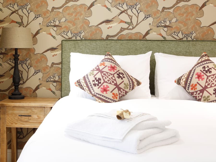 واي فاي مجانًا وملاءات أسرّة