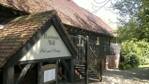Un edificio tradicional con un letrero que dice 'Bartons Mill Pub and Inn'.