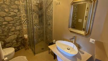 Habitación Deluxe | Baño | Regadera, regadera tipo lluvia, amenidades de baño gratuitas