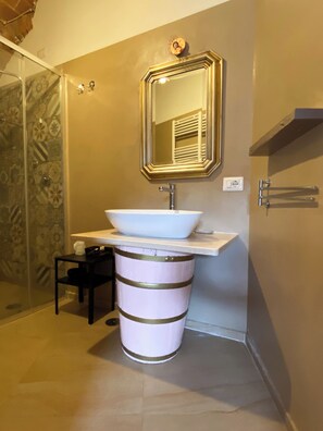 Deluxe Room | Bathroom | Shower, rainfall showerhead, free toiletries, hair dryer - Casale 1541 (Bolsena)