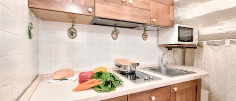 Comfort Apartment, 1 Bedroom, Non Smoking | Private kitchen | Fridge, microwave, stovetop, espresso maker
