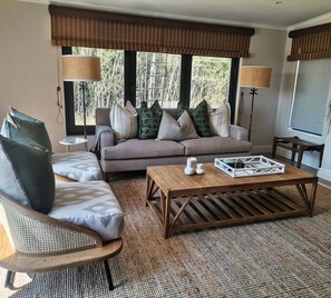 Suite | Woonruimte | Een 40-inch flatscreentelevisie met satellietzenders en een televisie