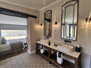 Lake Suite | Egyptian cotton sheets, premium bedding, pillowtop beds, minibar - Hartford House (Mooirivier)