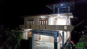 Un immeuble de deux étages doté d’un balcon et d’une entrée au niveau du sol.