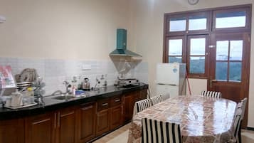 3 Bedrooms Villa | In-room dining