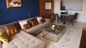Appartement, 2 slaapkamers, terras | Woonruimte | Een 50-inch smart-tv met satellietzenders en een televisie