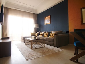 Departamento, 2 habitaciones, Terraza | Área de sala de estar | Smart TV de 50 pulgadas con canales vía satélite y televisión 