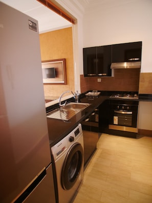 Departamento, 2 habitaciones, Terraza | Cocina privada | Refrigerador, microondas, horno y parrilla de estufa 