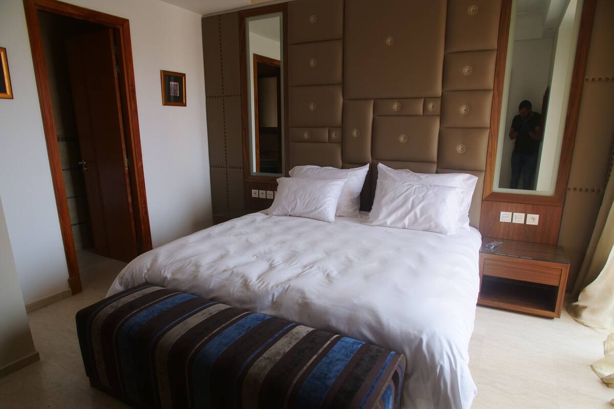 Appartement supérieur | Système d’insonorisation, accès au Wi-Fi (inclus), literie fournie