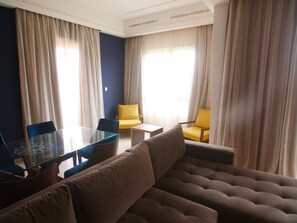 Apartment, Poolblick | Wohnbereich | 50-Zoll-Smart-TV mit Satellitenempfang, Fernseher