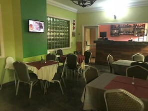 Petit déjeuner, déjeuner et dîner servis sur place