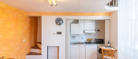 Comfort Apartment, 1 Bedroom | Private kitchenette | Fridge, oven, stovetop, dishwasher