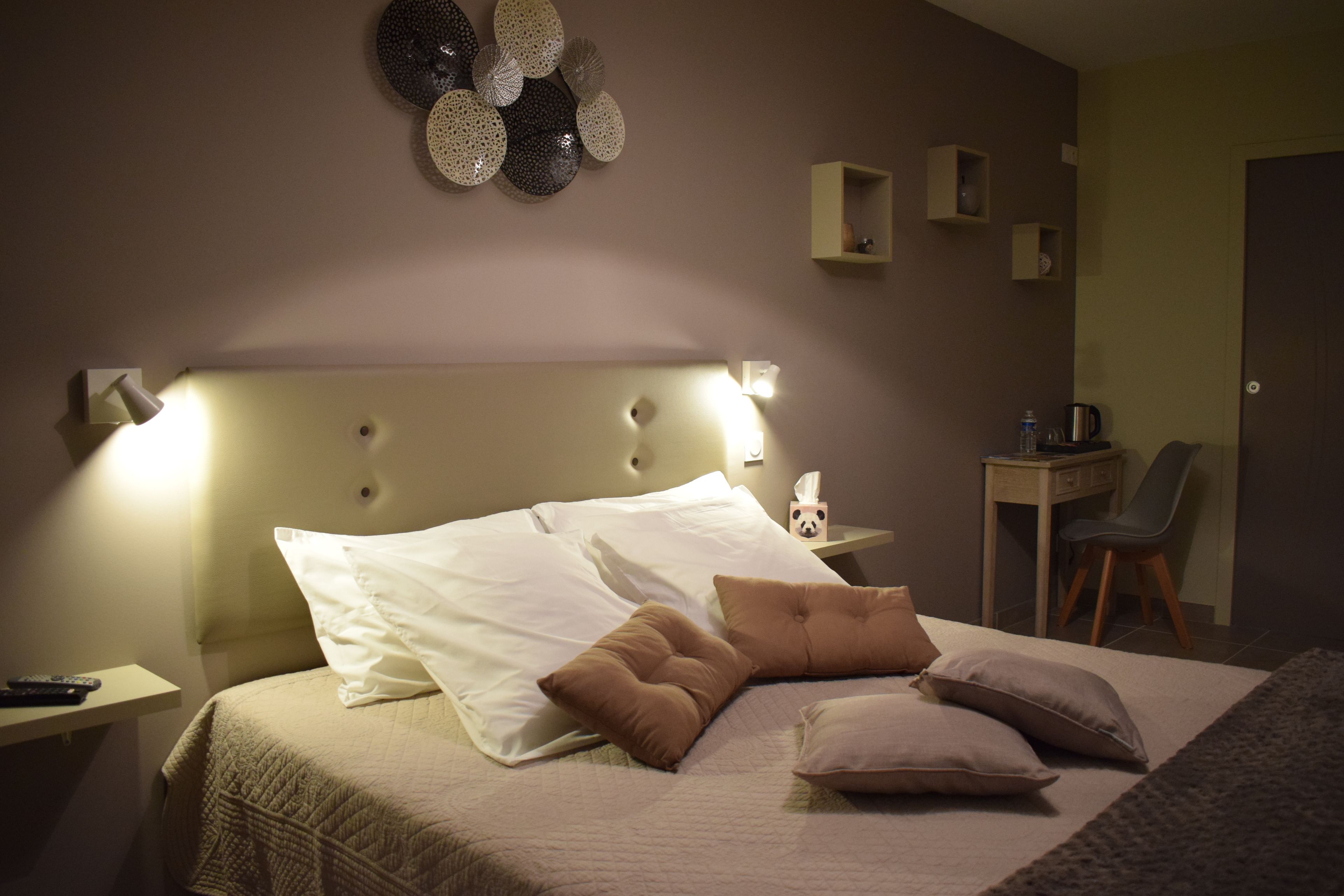 Tweepersoonskamer (Brume d'ete) | Individueel gedecoreerd, individueel gemeubileerd, een bureau