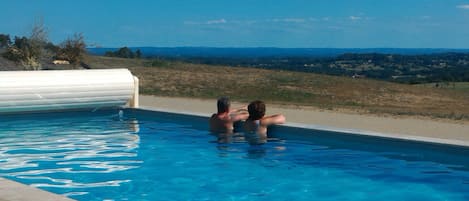 Piscine extérieure en saison, accÚs possible de 9 h à 19 h, parasols
