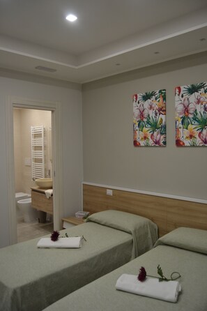 Dobbelt- eller tomannsrom – standard | Sengetøy av topp kvalitet, skrivebord, blendingsgardiner og lydisolert