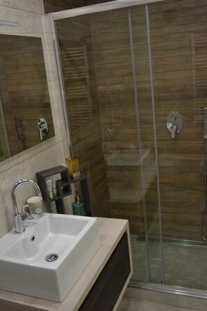 Kamar Triple | Kamar mandi | Shower, perlengkapan mandi gratis, pengering rambut, dan jubah mandi