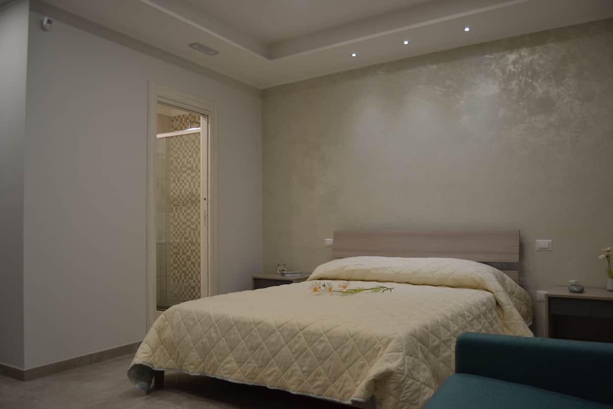 Bộ đồ giường cao cấp, bàn, màn/rèm cản sáng, phòng cách âm