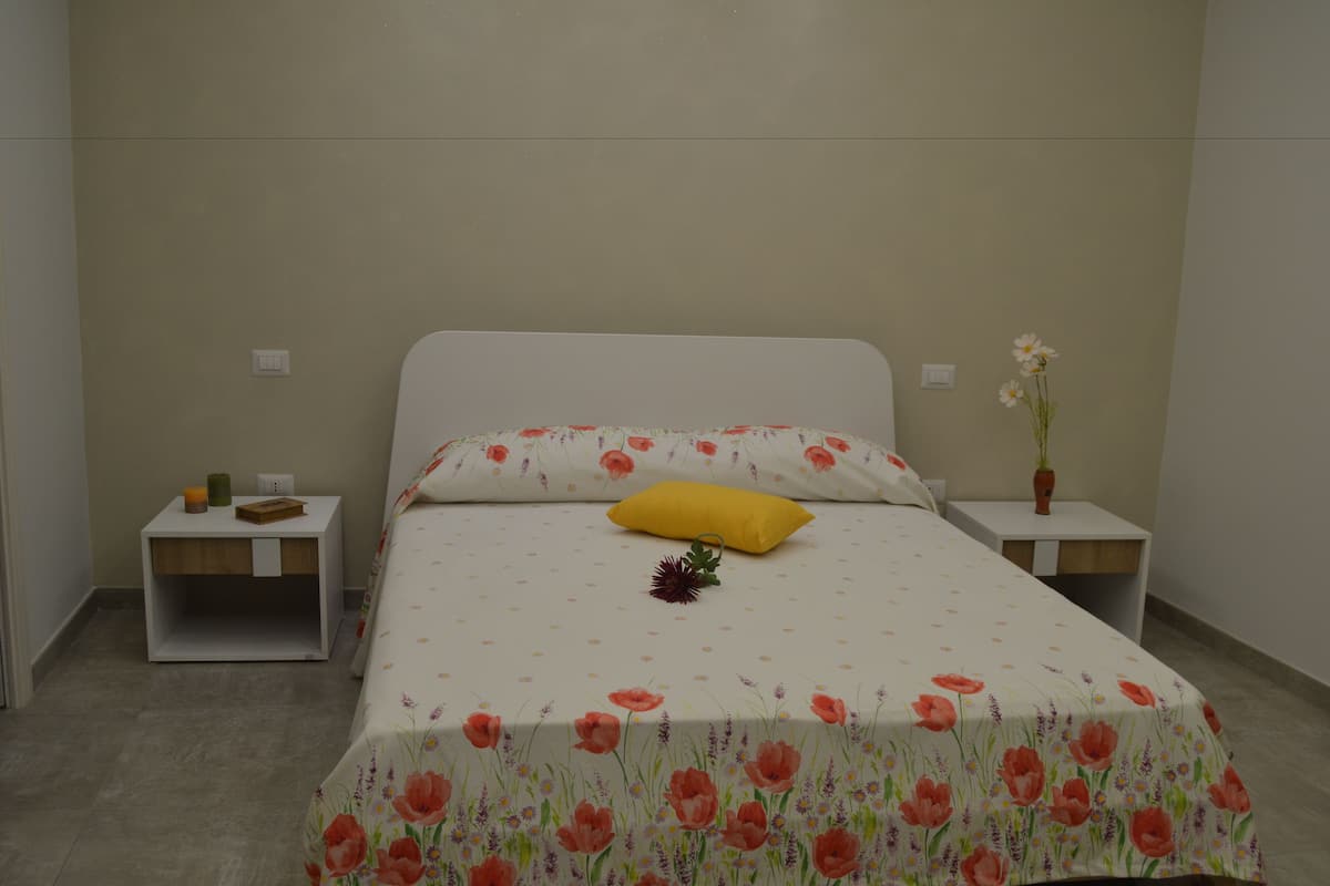 Bộ đồ giường cao cấp, bàn, màn/rèm cản sáng, phòng cách âm